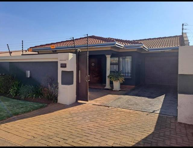 3 BEDROOM HOUSE FOR SALE IN PROTEA GLEN